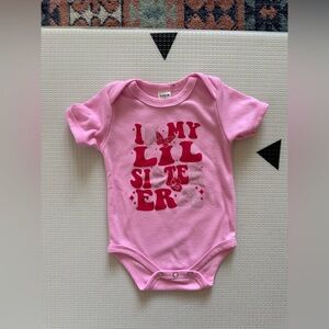 Shein|Baby girl groovy lettering bodysuit in bubblegum pink, super boho!70’s